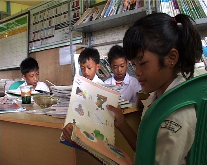 pendidikan - anak sd sedang membaca buku - pendidikan di perbatasan kalimantan barat - Ruai TV