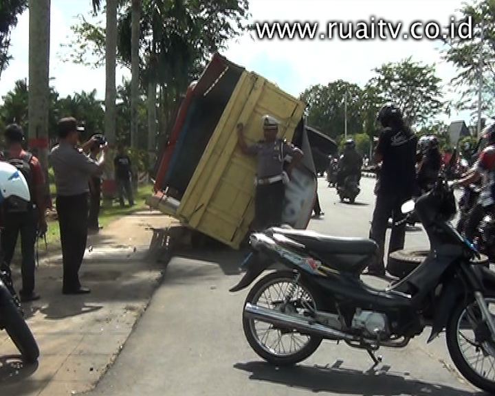 Truck Terbalik - Kecelakaan - Ruai TV