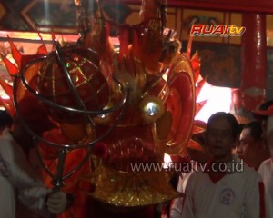ENAM EKOR NAGA JALANI RITUAL TUTUP MATA