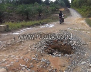 JALAN DITIGA DESA KECAMATAN MENJALIN RUSAK PARAH