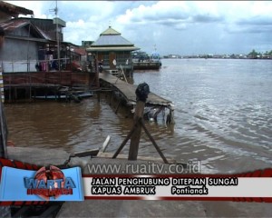 Jalan penghubung di tepian sui kapuas ambruk