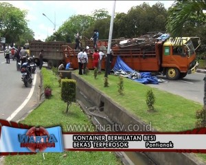 Kontainer bermuatan besi bekas terperosok