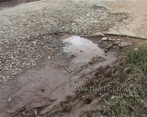 SEBAGIAN JALAN KARYA BARU RUSAK PARAH