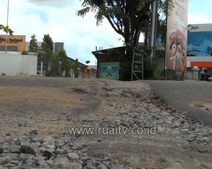 Warga keluhkan jalan simpang polda kalbar rusak