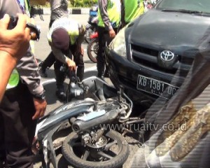 BELUM MAHIR MENYETIR MIBIL TABRAK SEPEDA MOTOR