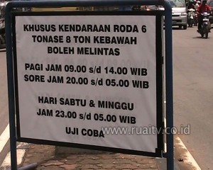 KENDARAAN RODA ENAM KEMBALI MELINTAS DI JEMBATAN KAPUAS SATU