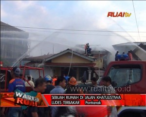 SEBUAH RUMAH DI JALAN KHATULISTIWA LUDES TERBAKAR