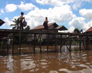 JEMBATAN PINGGIRAN SUNGAI