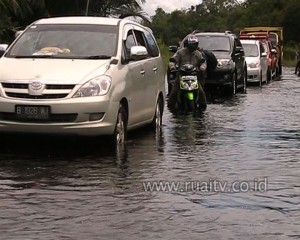 BANJIR BESAR LANDA JALAN TRANS KALIMANTAN