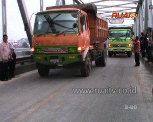 UJI COBA KEKUATAN JEMBATAN KAPUAS SATU