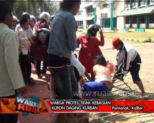 WARGA PROTES TIDAK KEBAGIAN KUPON DAGING KURBAN Copy  2