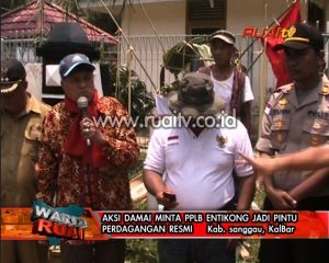 AKSI DAMAI MINTA PPLB ENTIKONG JADI PINTU PERDAGANGAN RESMI