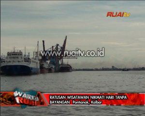 RATUSAN WISATAWAN NIKMATI HARI TANPA BAYANGAN