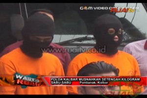 POLDA KALBAR MUSNAHKAN SETENGAN KILOGRAM SABU_100