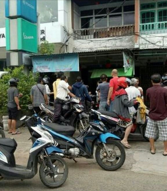 Foto : Istimewa : Kerumunan Warga Melihat Lokasi Percobaan Pembacokan Seorang Suami Terhadap Istri Di Jalan Setia Budi, Kecamatan Pontianak Selatan, Senin Pagi (23/4) Foto : Istimewa : Kerumunan Warga Melihat Lokasi Percobaan Pembacokan Seorang Suami Terhadap Istri Di Jalan Setia Budi, Kecamatan Pontianak Selatan, Senin Pagi (23/4)