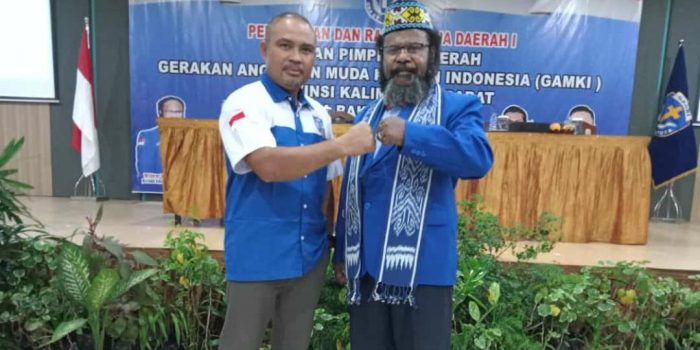 Ketua DPD GAMKI Pusat yang juga anggota Komisi V DPR RI, Willem Wandik (kanan) bersama aktivis GAMKI Kalbar. Foto: DOK/ruai.tv