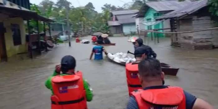 relawan bagikan bantuan di sekadau_ruai.tv