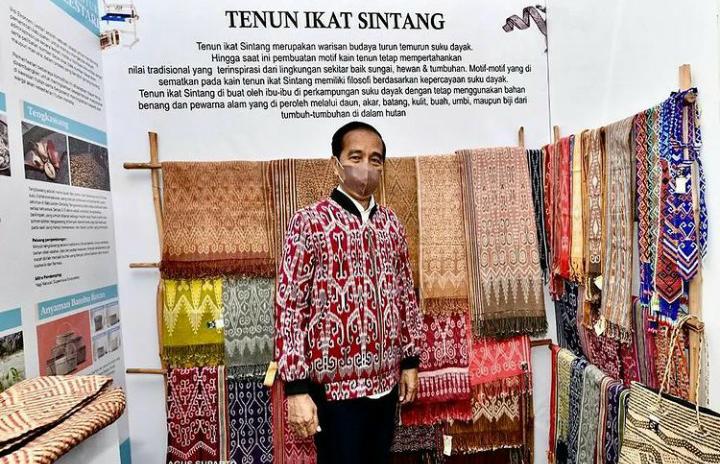 jaket bomber tenun ikat Presiden Jokowi - RUAI.TV