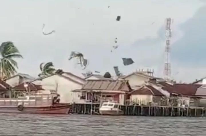 angin puting beliung di pontianak - ruai.tv