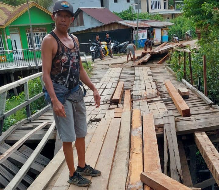 truk amblas di jembatan Suhaid