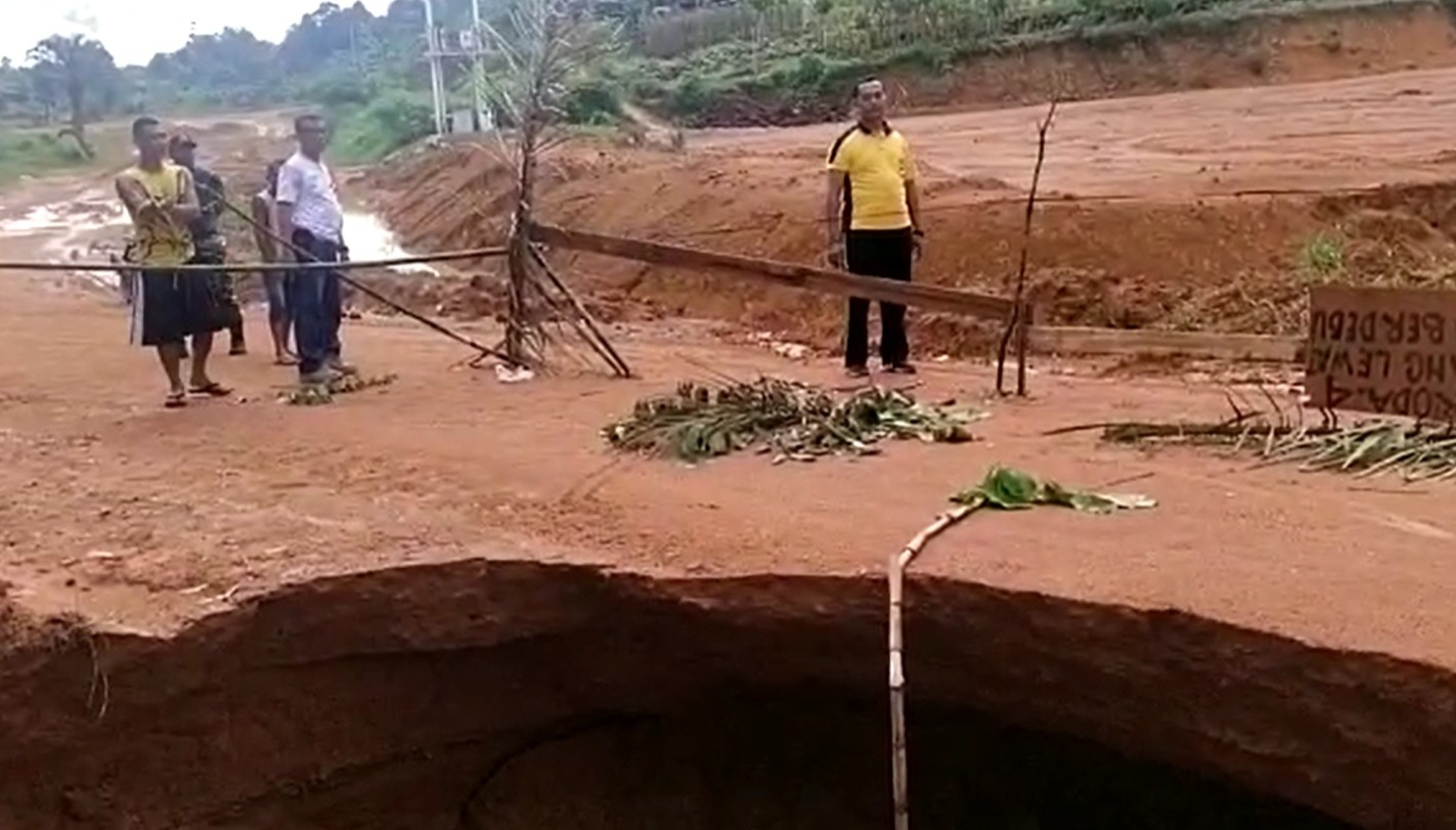 longsor di Sanggau