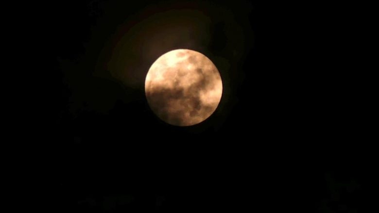 Penampakan supermoon 26 Mei 2021 dari Pontianak, saat sedikit tertutup awan. Foto: Panca/ruai.tv