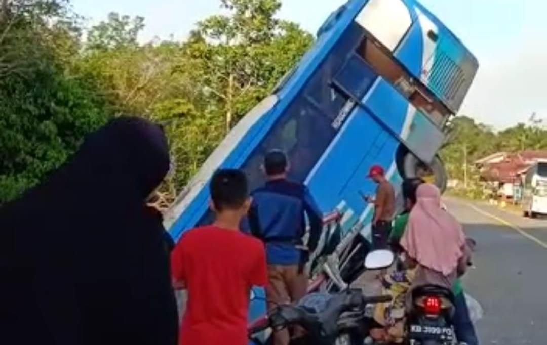 Tabrak Pembatas Jembatan, Bus DAMRI Nyungsep ke Parit