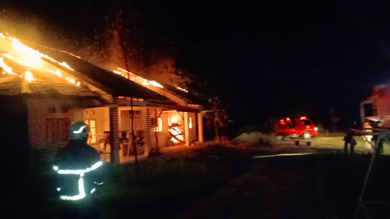 mes Kejari terbakar