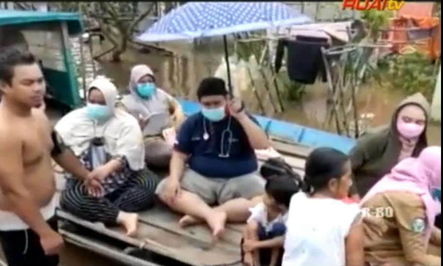 nakes naik perahu di Sekadau_ruai.tv