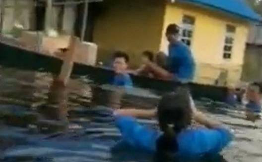 banjir di Semitau_ruai.tv