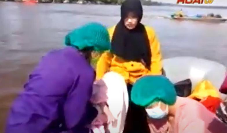 Ibu muda melahirkan di perahu karet_ruai.tv