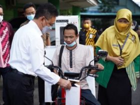 Penyandang Disabilitas di Pontianak Ini Terima Motor Listrik