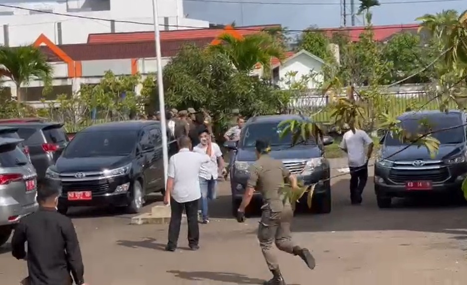 pengamanan oknum ASN Ketapang lempar bom molotov di pendopo bupati - dok ruai.tv