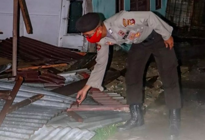 polisi periksa lokasi korban puting beliung pontianak