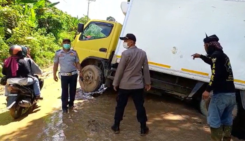 Mobil Boks Melintang di Jalur Sanggau-Sekadau