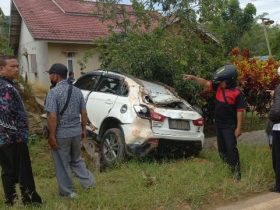 Minibus Tabrak Tong Air Bersih di Pahauman