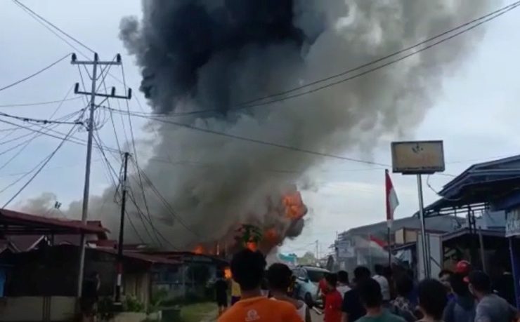2 Mobil dan 1 Rumah Terbakar di Meliau