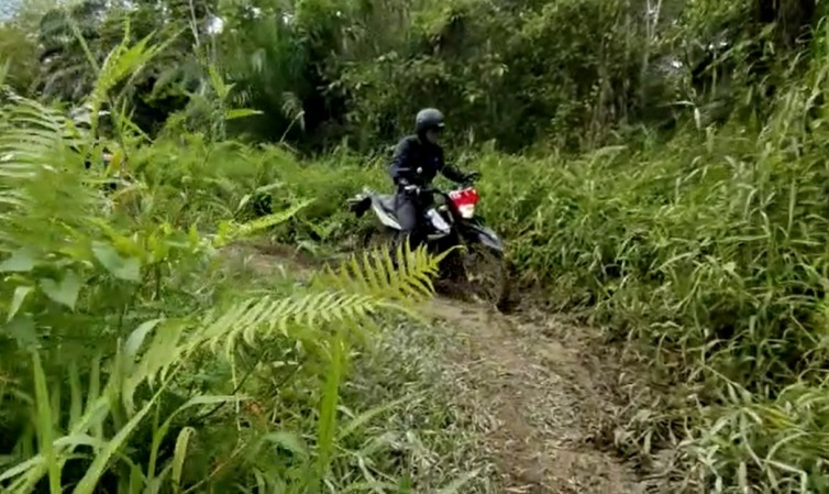 bupati naik motor