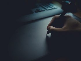 cara media memberitakan pandemi - media ilustrasi - glenn-carstens-peters-P1qyEf1g0HU-unsplash