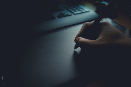 cara media memberitakan pandemi - media ilustrasi - glenn-carstens-peters-P1qyEf1g0HU-unsplash