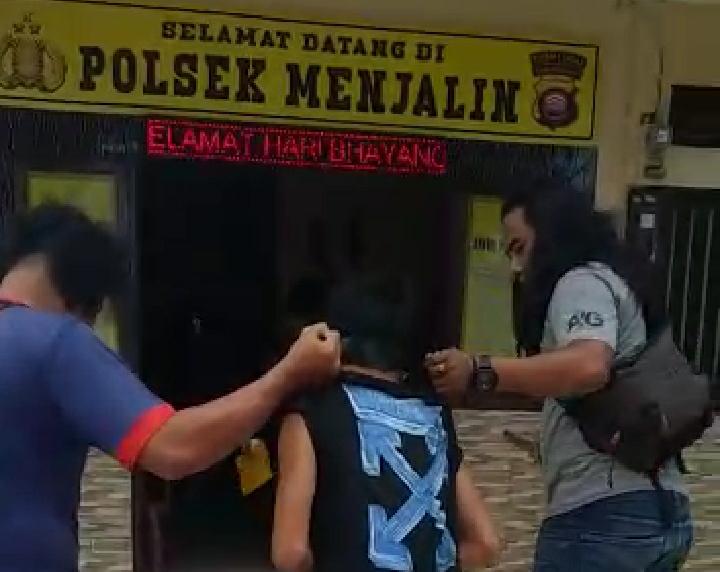 pencuri di menjalin
