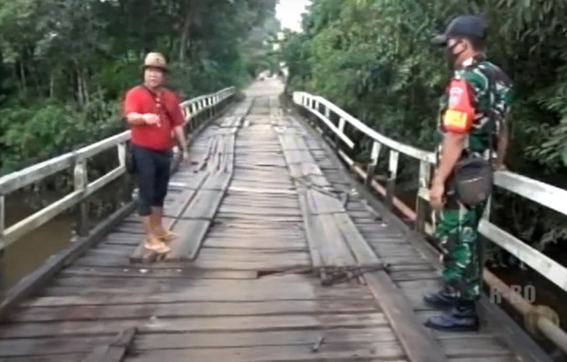 jembatan kayu di Ketungau
