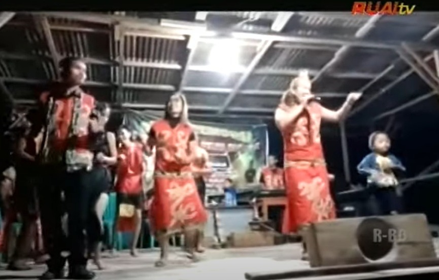 tari lesung sekadau