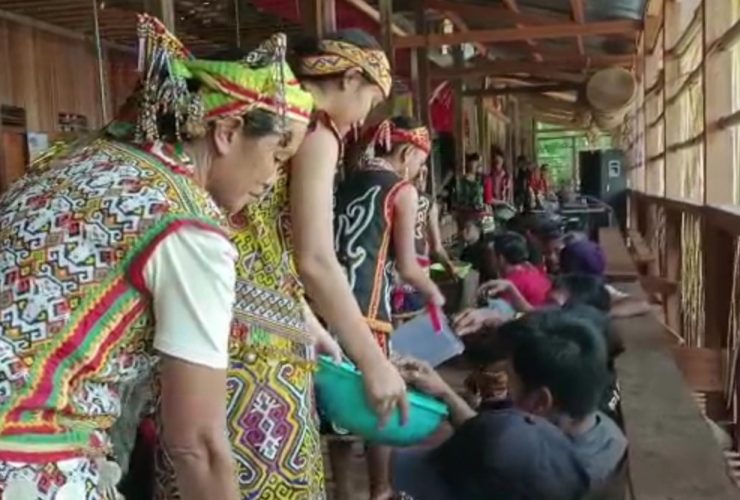 rumah betang dayak