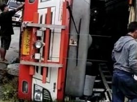 bus terguling