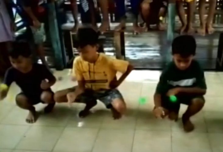 lomba lato-lato