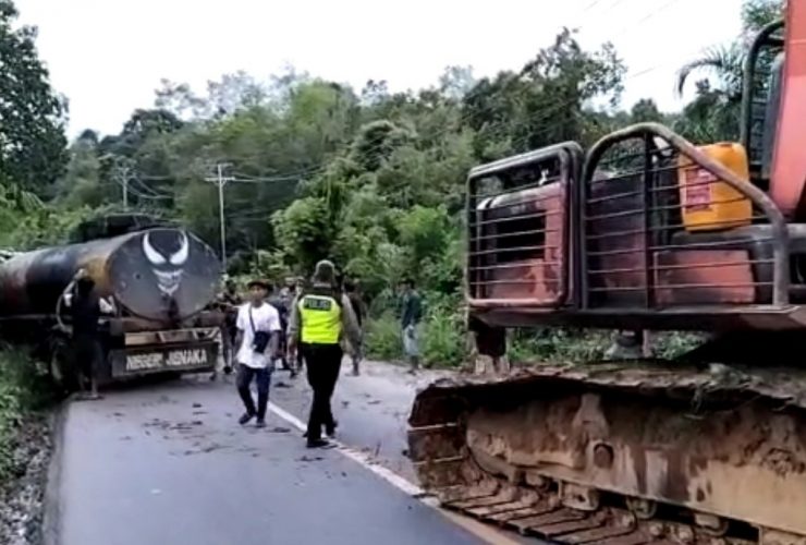 truk masuk jurang