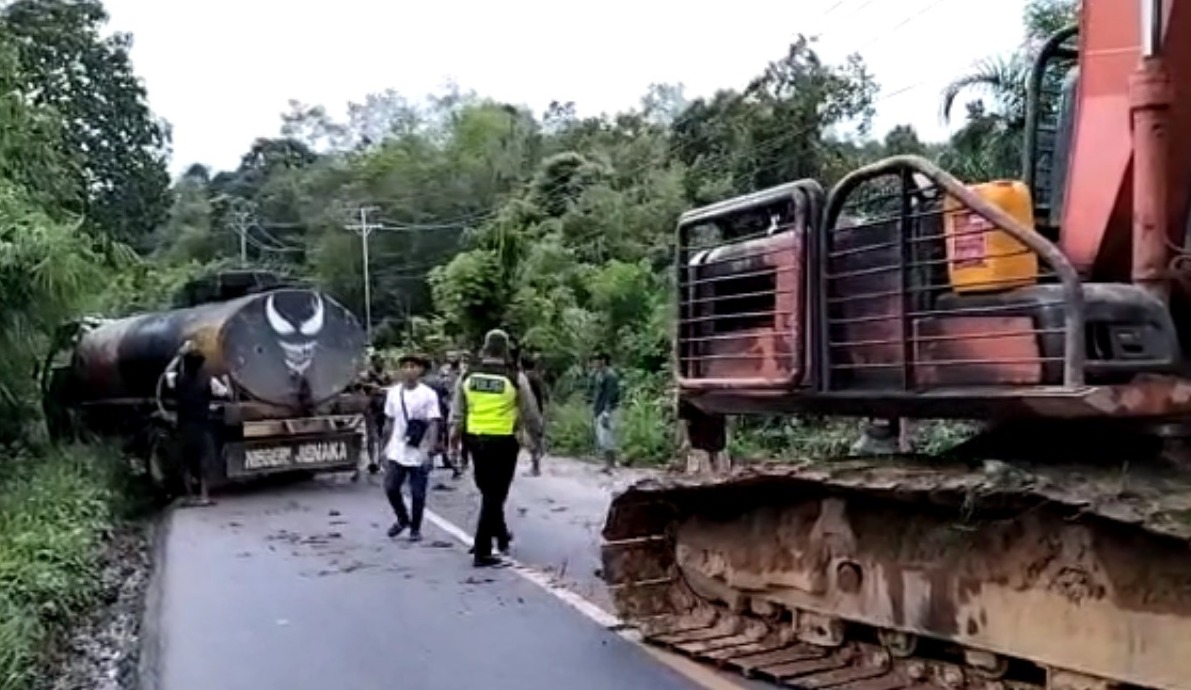 truk masuk jurang