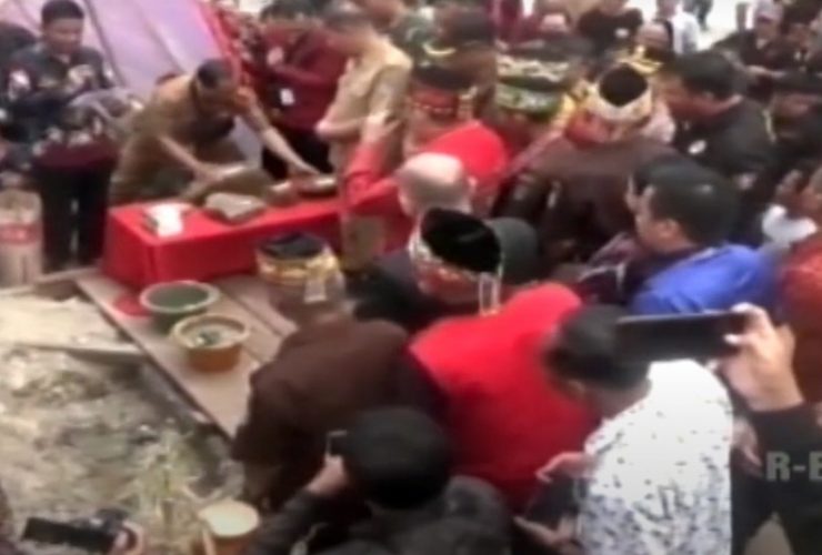 ritual adat dayak