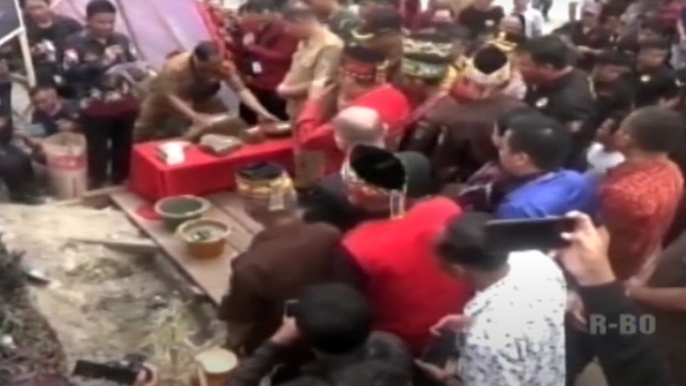 ritual adat dayak